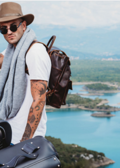 Backpack JACOB`S WAY Direkt aus unserer Heimat, nach historischem Vorbild – unser Rucksack »JACOB`S WAY«. Ein wunderschöner Leder-Rucksack im klassischen Beutelformat, der sowohl als stilvoller Begleiter bei Freizeit und Hobby als auch im Alltag, beim Weg zur Arbeit, begeistert.