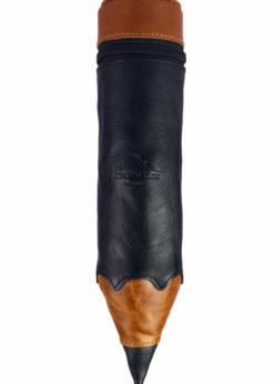Unser neues Stifteetui GRIFFEL im Look eines Stiftes. Ob als Schlampermäppchen oder zur Aufbewahrung von Handyladekabel, Kopfhörer, Schminke oder sonstigen Kleinteile, die immer mit dabei sein müssen, der GRIFFEL aus vegetabil gegerbtem Leder lässt sich für fast alles verwenden. GRIFFEL wird aus Büffel- Kalbsleder hergestellt. Die Einzelteile werden alle von Hand aus der ganzen Lederhaut ausgeschnitten und vernäht. Jedes Teil ist somit ein Einzelstück.