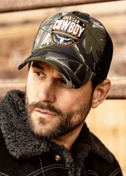 Der Geniestreich - Cap TC Line Dance Time - unter den Base Caps: 5-Panels Western Base Cap in Wildlederoptik mit Mesh einsatz und Baumwoll-Brim. Der strapazierfähige Korpus ist hochwertig und robust und schmiegt sich dennoch angenehm weich an den Kopf. Die aufwendige Bestickung vorne, und der Schirm aus Baumwolle mit 6 Ziernähten machen die Curved Brim Cap zum coolen Sammlerstück. Sie ist bestens für Outdoor-Aktivitäten geeignet.