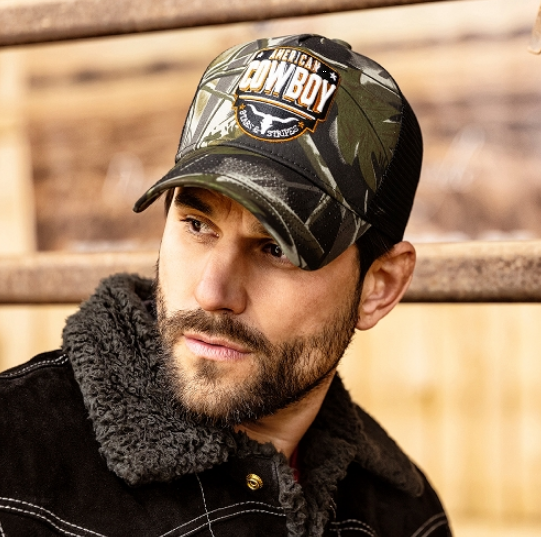 Der Geniestreich - Cap TC Line Dance Time - unter den Base Caps: 5-Panels Western Base Cap in Wildlederoptik mit Mesh einsatz und Baumwoll-Brim. Der strapazierfähige Korpus ist hochwertig und robust und schmiegt sich dennoch angenehm weich an den Kopf. Die aufwendige Bestickung vorne, und der Schirm aus Baumwolle mit 6 Ziernähten machen die Curved Brim Cap zum coolen Sammlerstück. Sie ist bestens für Outdoor-Aktivitäten geeignet.