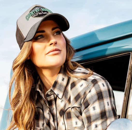 5-Panels Western - TC Country Road - Base Cap aus hochwertigem Baumwollstoff mit Mesheinsatz. Der strapazierfähige Korpus ist robust und schmiegt sich dennoch angenehm weich an den Kopf. Die aufwendige 3D-Bestickung vorne, und der Schirm mit 6 Ziernähten machen die Curved Brim Cap zum coolen Sammlerstück. Sie ist bestens für Outdoor-Aktivitäten geeignet