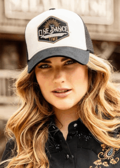 Der Geniestreich - Cap TC Line Dance Time - unter den Base Caps: 5-Panels Western Base Cap in Wildlederoptik mit Mesh einsatz und Baumwoll-Brim. Der strapazierfähige Korpus ist hochwertig und robust und schmiegt sich dennoch angenehm weich an den Kopf. Die aufwendige Bestickung vorne, und der Schirm aus Baumwolle mit 6 Ziernähten machen die Curved Brim Cap zum coolen Sammlerstück. Sie ist bestens für Outdoor-Aktivitäten geeignet.