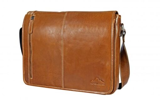 Messenger Bag Cognak Dieser Artikel wird aus einem Stück Büffelleder gefertigt, allerdings handelt es sich bei der Farbe brandy um Büffelkalbsleder mit einer Stärke von etwa 1,8 mm, das an seiner Oberfläche mit einem Hartwachs von Hand poliert wird und dadurch einen Zwei-Ton-Effekt erhält. Durch diese Bearbeitung wird jeder Artikel zu einem Unikat. Die Metallteile an dieser Tasche sind nickelfrei.