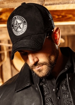 Der Geniestreich - Cap TC Texas Ranger - unter den Base Caps: 5-Panels Western Base Cap in Wildlederoptik mit Mesh einsatz. Der strapazierfähige Korpus ist hochwertig und robust und schmiegt sich dennoch angenehm weich an den Kopf.  Die aufwendige Bestickung auf dem Patch vorne, und der Schirm in  Wildlederoptik mit  8 Ziernähten machen die Curved Brim Cap zum coolen Sammlerstück. Sie ist bestens für Outdoor-Aktivitäten geeignet. Die Trucker Cap hat einen in Mützenstoff