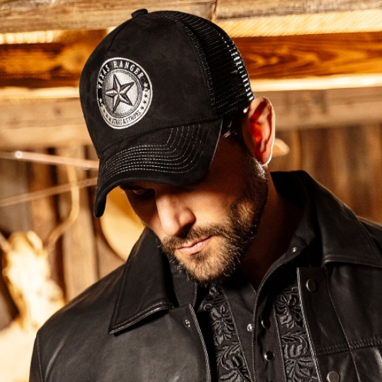 Der Geniestreich - Cap TC Texas Ranger - unter den Base Caps: 5-Panels Western Base Cap in Wildlederoptik mit Mesh einsatz. Der strapazierfähige Korpus ist hochwertig und robust und schmiegt sich dennoch angenehm weich an den Kopf. Die aufwendige Bestickung auf dem Patch vorne, und der Schirm in Wildlederoptik mit 8 Ziernähten machen die Curved Brim Cap zum coolen Sammlerstück. Sie ist bestens für Outdoor-Aktivitäten geeignet. Die Trucker Cap hat einen in Mützenstoff