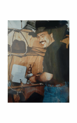 In den 80er-Jahren begann "Unsere Reise - Wie alles begann" Jochen besuchte damals seinen Onkel in Kanada – und brachte von dort seinen ersten Westernhut mit nach Hause. Dieses besondere Stück war mehr als nur ein Andenken: Es weckte eine Leidenschaft, die sein Leben bis heute begleitet.
