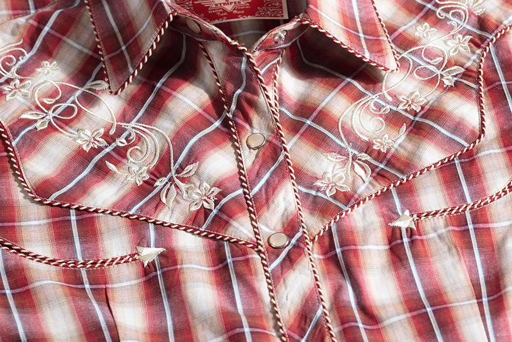 Karierte Westernbluse Damen rot weiß mit Stickerei und Kordelpaspelierung